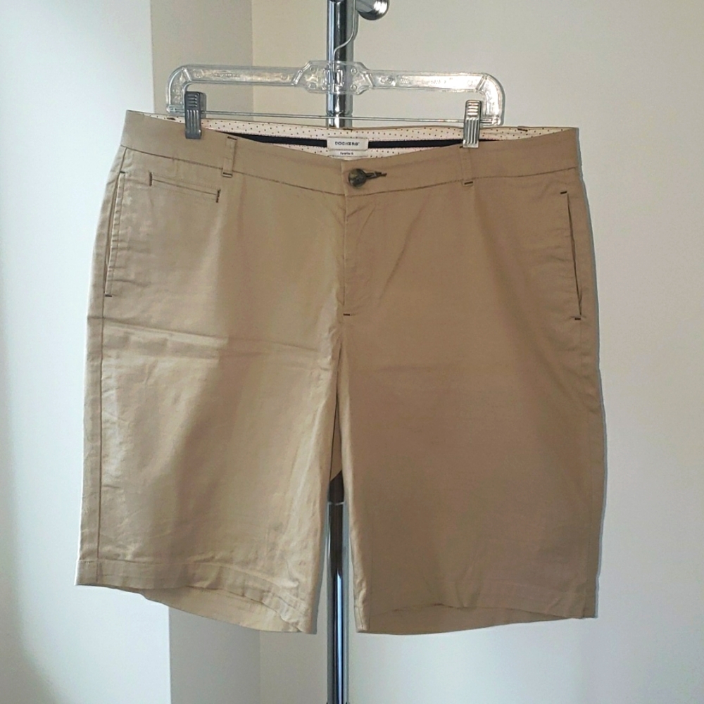 Dockers Women's Tan Cargo Shorts